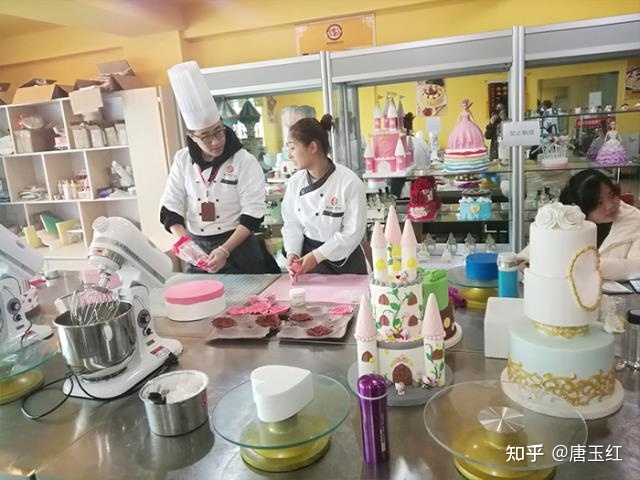 如何选择优质的西点培训学校？餐饮技术咨询全解析